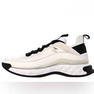 CHANEL
Velvet Calfskin Mixed Fibers CC Sneakers Ivory Black